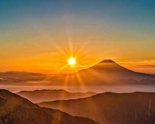 Mount-Fuji-sunrise-fog-mountains-Japan_3840x2160